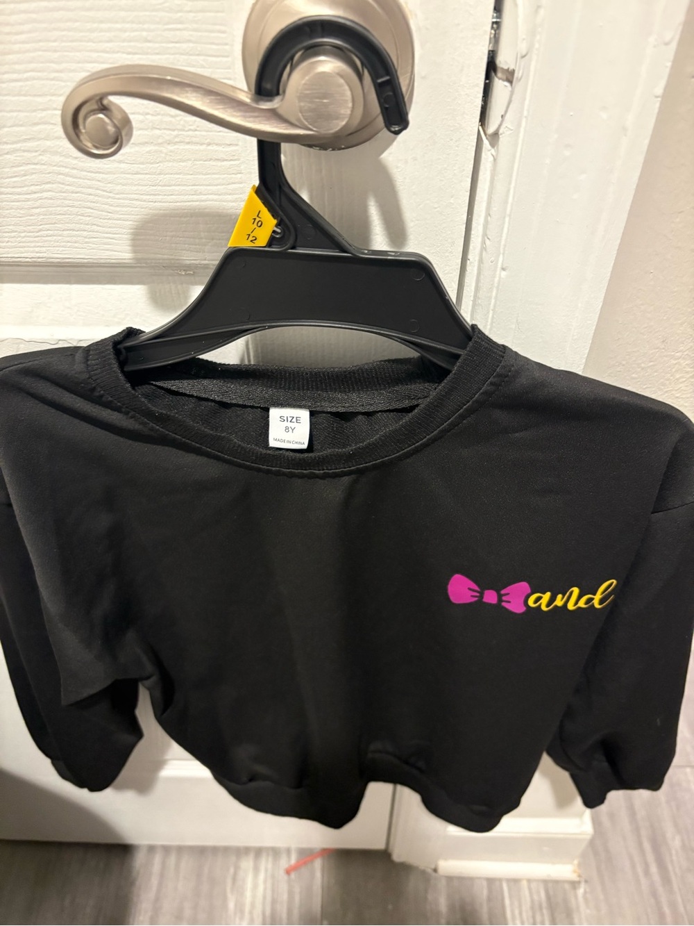 SHEIN Black Girls' Cropped Sweatshirt with Pink Bow and Yellow Script